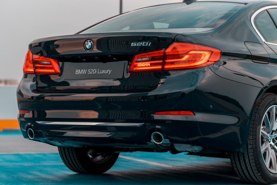 Детали экстерьера BMW 520i Sedan Luxury Line (G30) 2019 года  (MY) (фото 6 из 14)